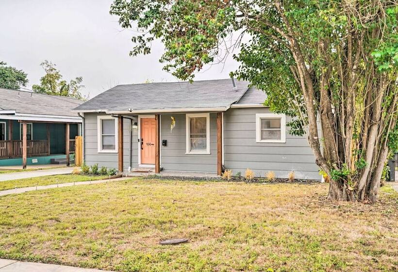 Cozy San Antonio Abode ~ 3 Mi To Downtown!