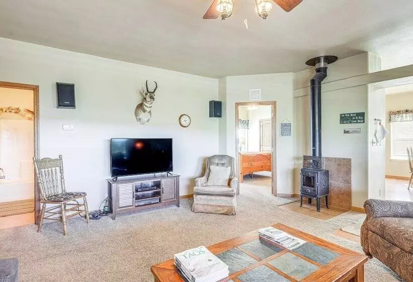 Cozy Ski Cabin W/ Deck Near Taos Ski Valley!