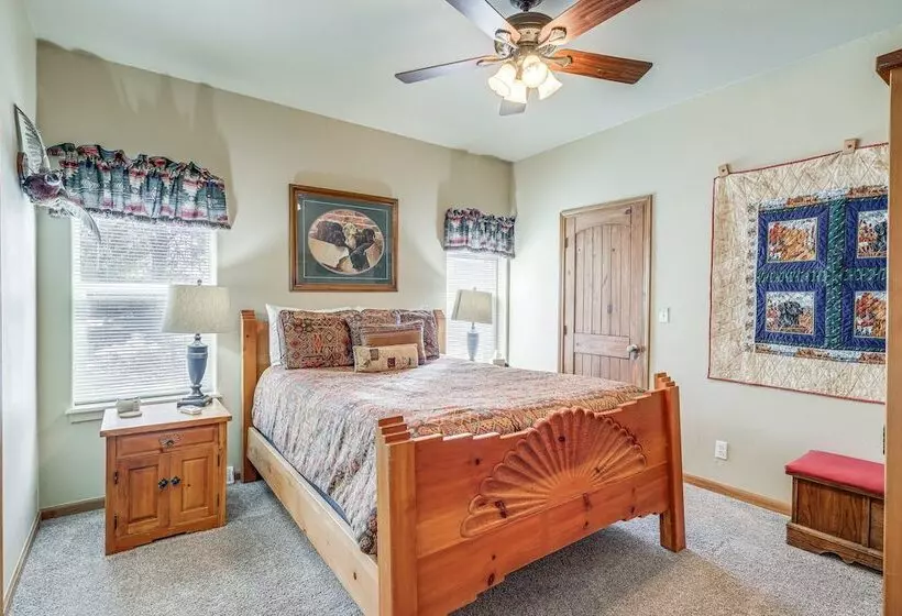 Cozy Ski Cabin W/ Deck Near Taos Ski Valley!