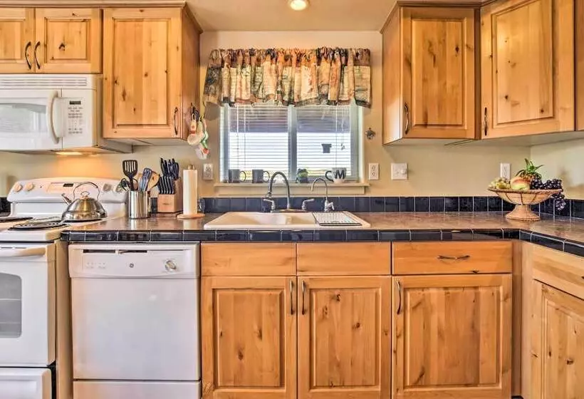 Cozy Ski Cabin W/ Deck Near Taos Ski Valley!