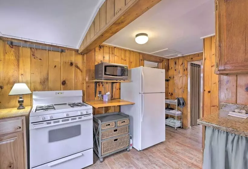 Walk To Marina: Cute Gilford Cottage W/ Grill