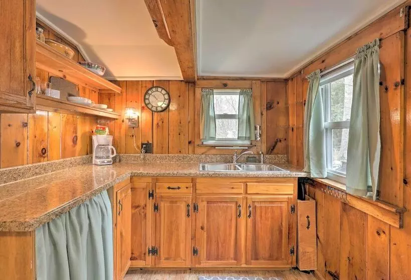 Walk To Marina: Cute Gilford Cottage W/ Grill