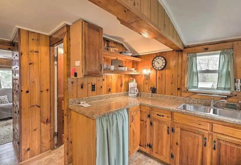 Walk To Marina: Cute Gilford Cottage W/ Grill