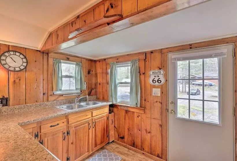 Walk To Marina: Cute Gilford Cottage W/ Grill