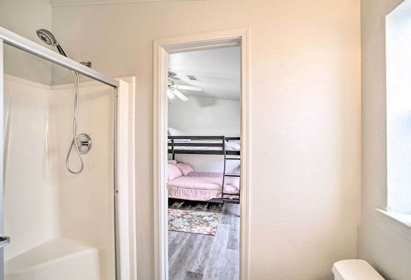 Eufaula Escape W/ Deck   Steps To Lake!