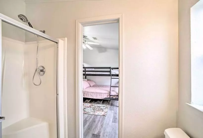 Eufaula Escape W/ Deck   Steps To Lake!