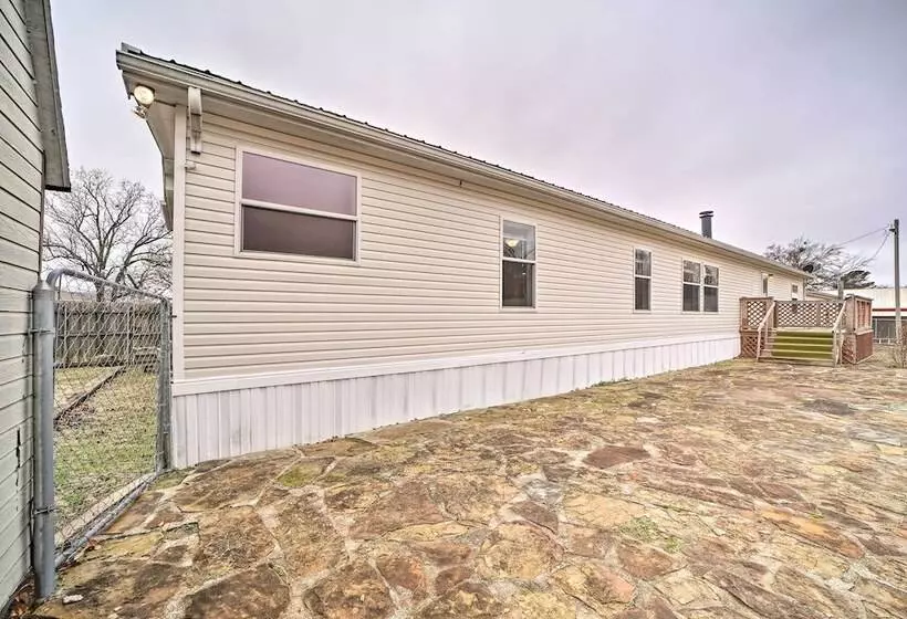 Eufaula Escape W/ Deck   Steps To Lake!