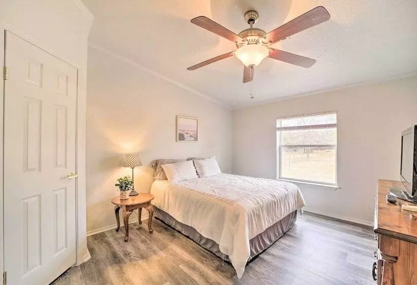 Eufaula Escape W/ Deck   Steps To Lake!