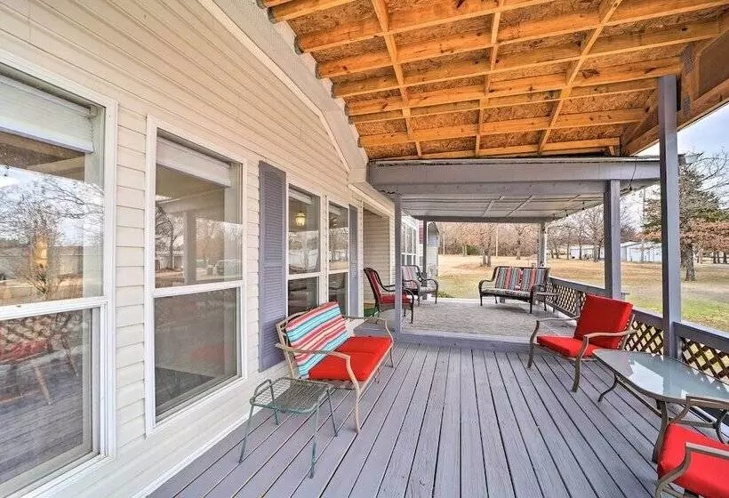 Eufaula Escape W/ Deck   Steps To Lake!