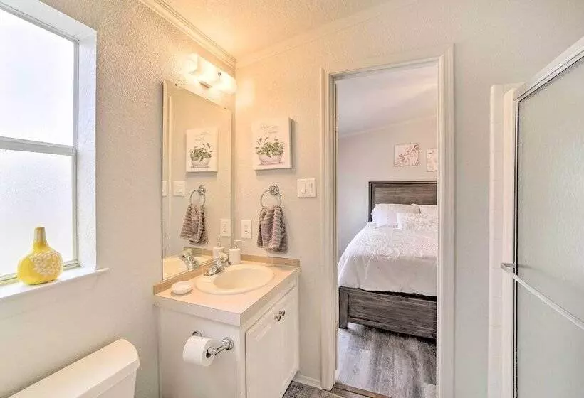 Eufaula Escape W/ Deck   Steps To Lake!