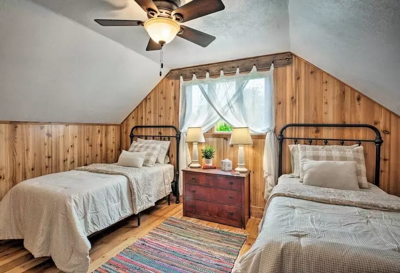 Farmhouse In Country Setting Near Gravity Hill