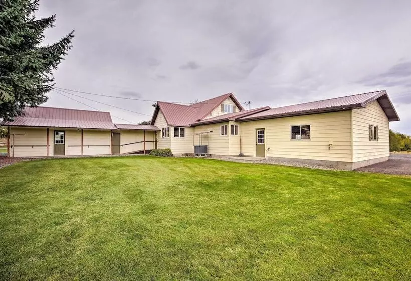 Farmhouse In Country Setting Near Gravity Hill