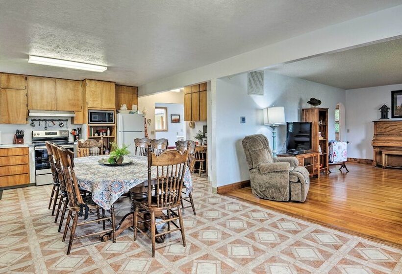 Farmhouse In Country Setting Near Gravity Hill