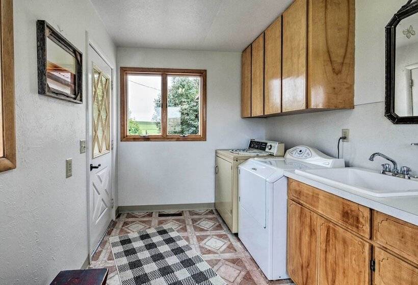 Farmhouse In Country Setting Near Gravity Hill