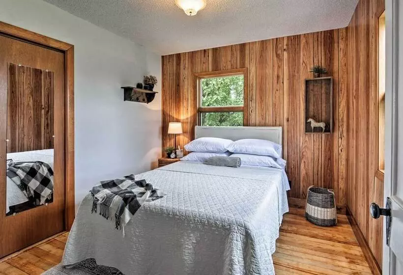 Farmhouse In Country Setting Near Gravity Hill