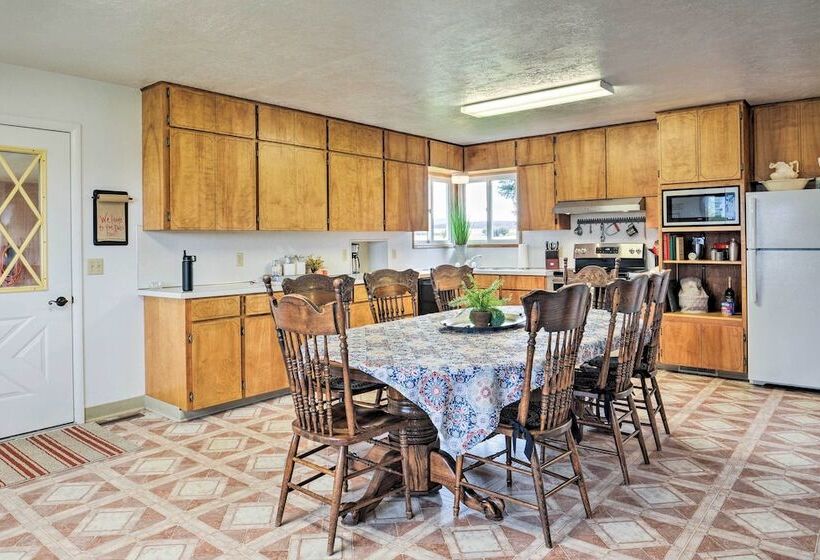 Farmhouse In Country Setting Near Gravity Hill