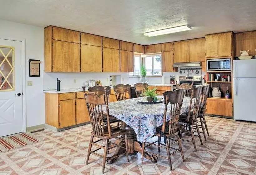 Farmhouse In Country Setting Near Gravity Hill