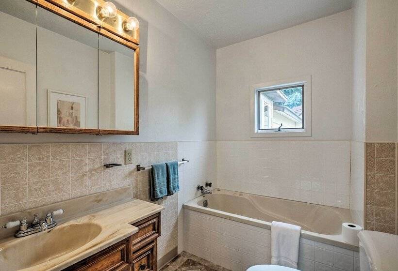 Farmhouse In Country Setting Near Gravity Hill