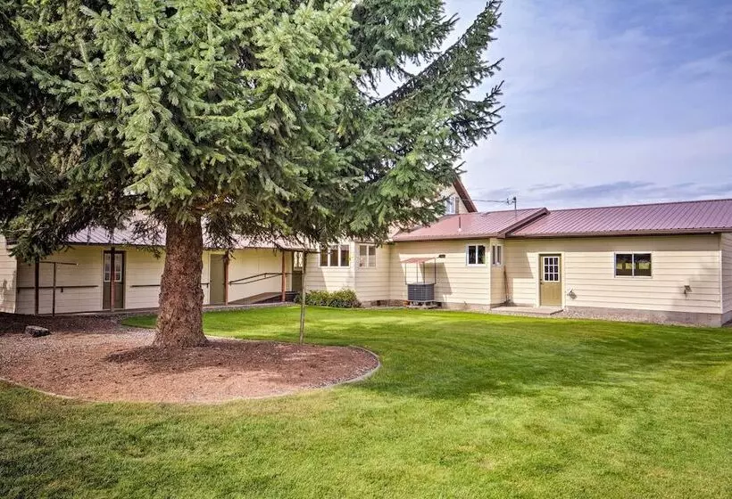 Farmhouse In Country Setting Near Gravity Hill