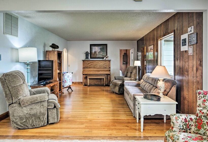 Farmhouse In Country Setting Near Gravity Hill