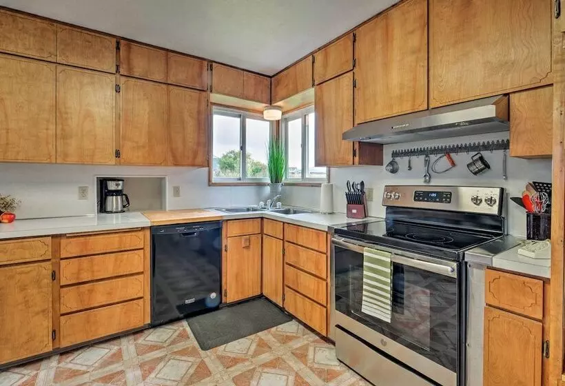 Farmhouse In Country Setting Near Gravity Hill