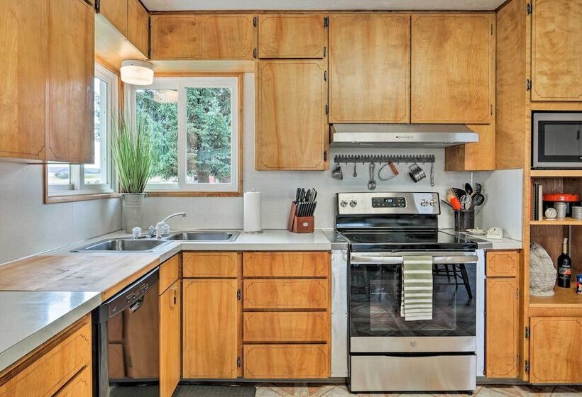 Farmhouse In Country Setting Near Gravity Hill