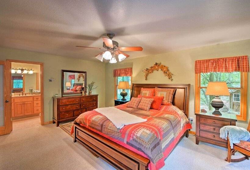 Andrews Cabin W/ Game Room & Covered Porch!