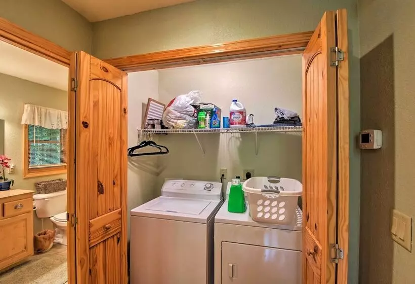 Andrews Cabin W/ Game Room & Covered Porch!