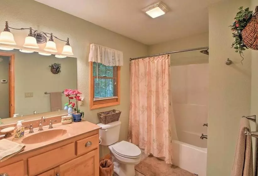 Andrews Cabin W/ Game Room & Covered Porch!