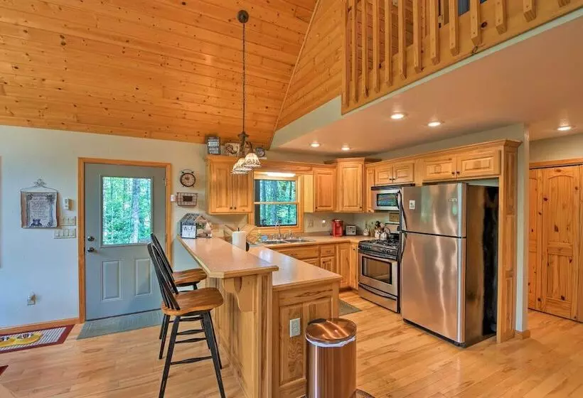 Andrews Cabin W/ Game Room & Covered Porch!