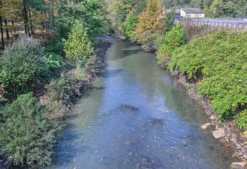 Home On Shared 10 Acres, On Site Trail Access