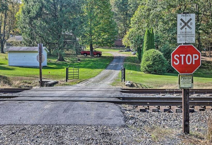 Home On Shared 10 Acres, On Site Trail Access