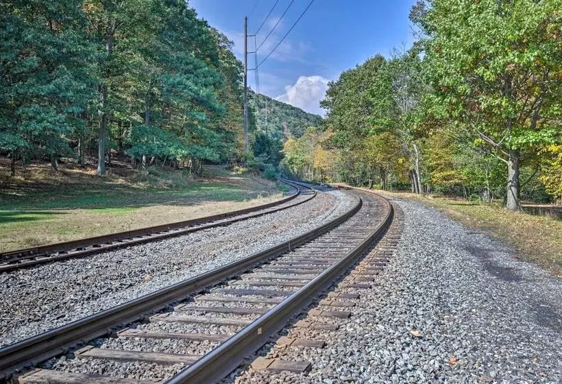 Home On Shared 10 Acres, On Site Trail Access