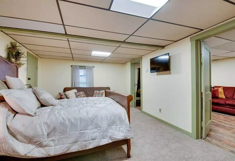 Home On Shared 10 Acres, On Site Trail Access