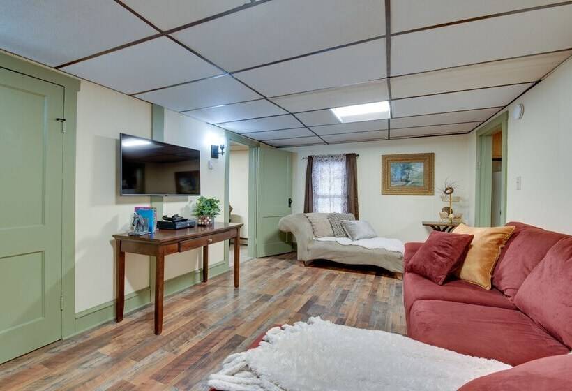 Home On Shared 10 Acres, On Site Trail Access