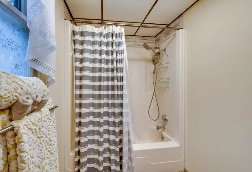 Home On Shared 10 Acres, On Site Trail Access