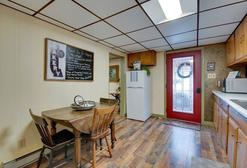 Home On Shared 10 Acres, On Site Trail Access