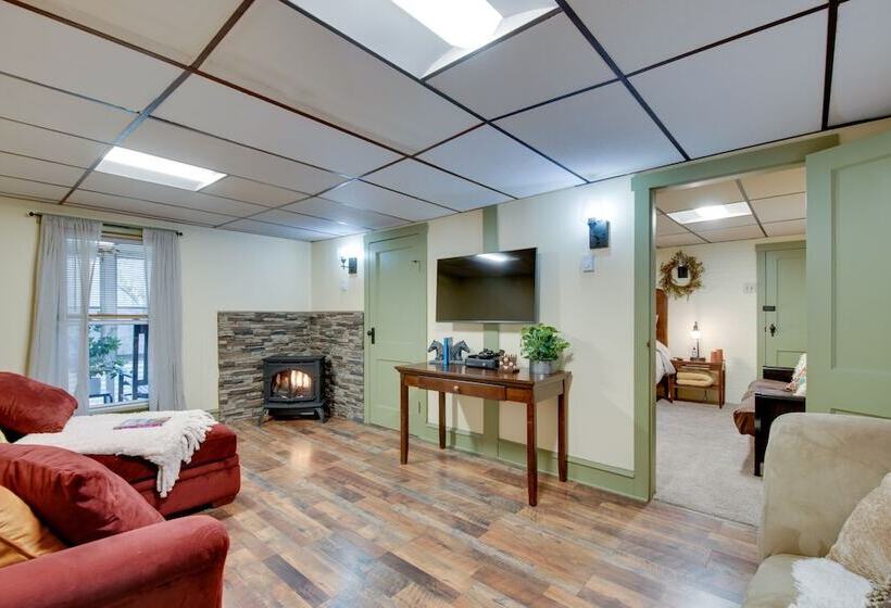 Home On Shared 10 Acres, On Site Trail Access