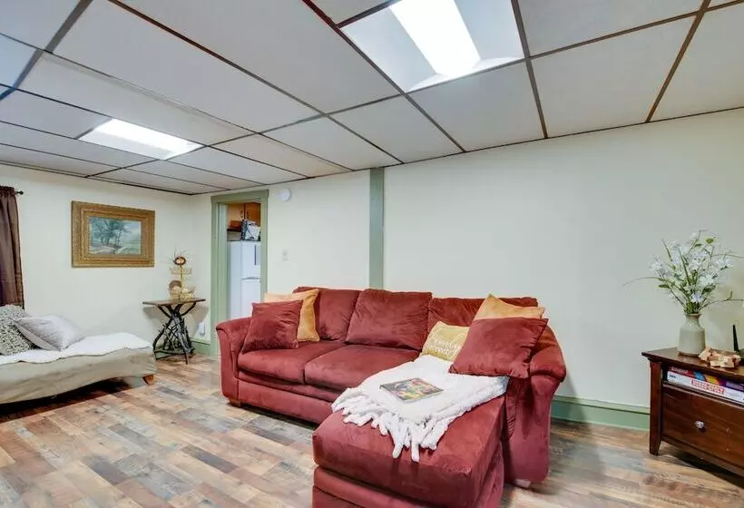 Home On Shared 10 Acres, On Site Trail Access