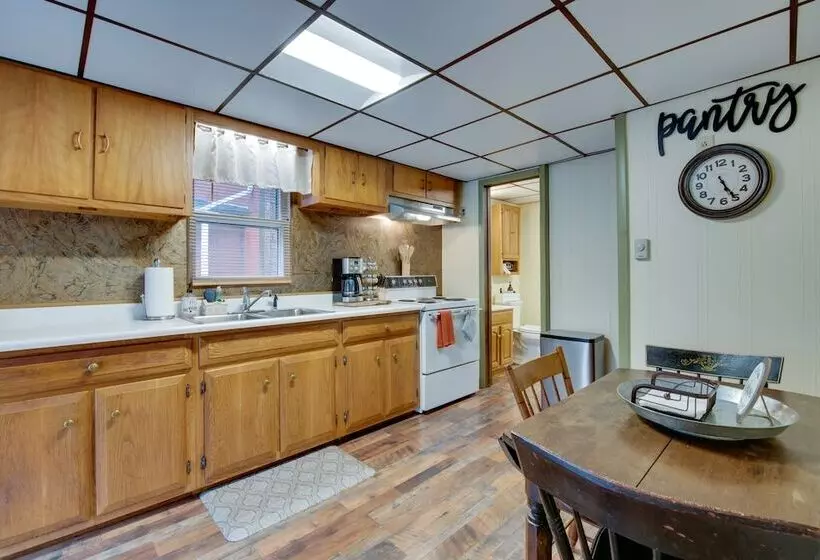 Home On Shared 10 Acres, On Site Trail Access