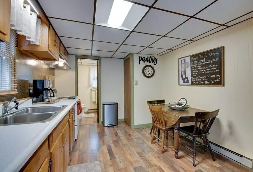 Home On Shared 10 Acres, On Site Trail Access