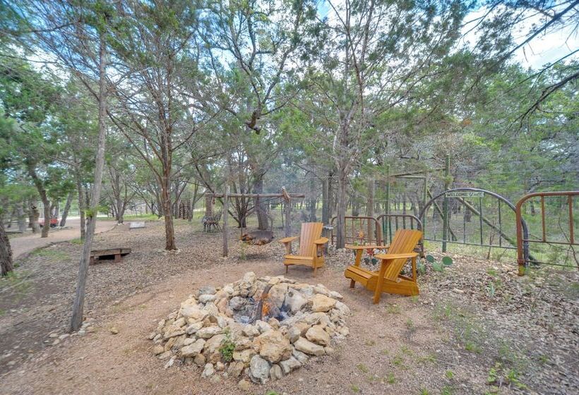 Horse Thief Inn  Cabin Retreat W/ Deck & Hot Tub!