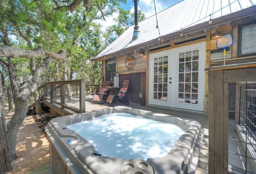 Horse Thief Inn  Cabin Retreat W/ Deck & Hot Tub!