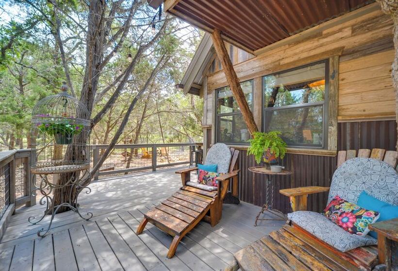 Horse Thief Inn  Cabin Retreat W/ Deck & Hot Tub!