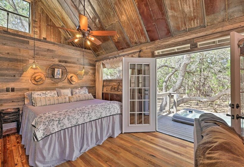 Horse Thief Inn  Cabin Retreat W/ Deck & Hot Tub!