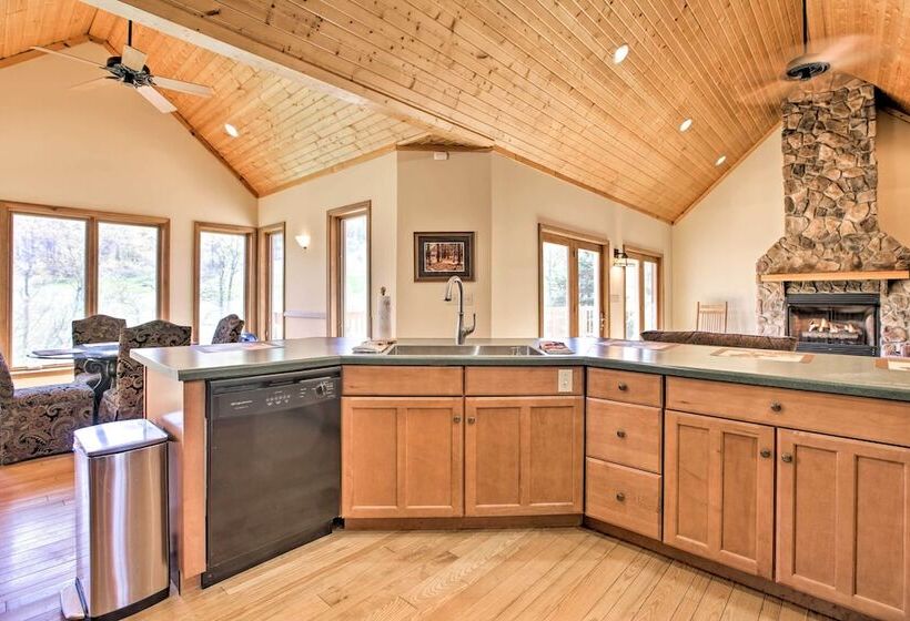 House W/deck, Fire Pit 15 Mins To Snowshoe!