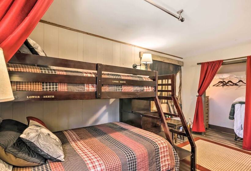 Joshuas Lodge  W/ Hot Tub + Mountain Views!