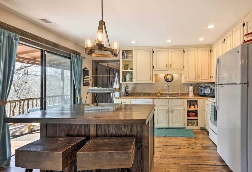 Joshuas Lodge  W/ Hot Tub + Mountain Views!