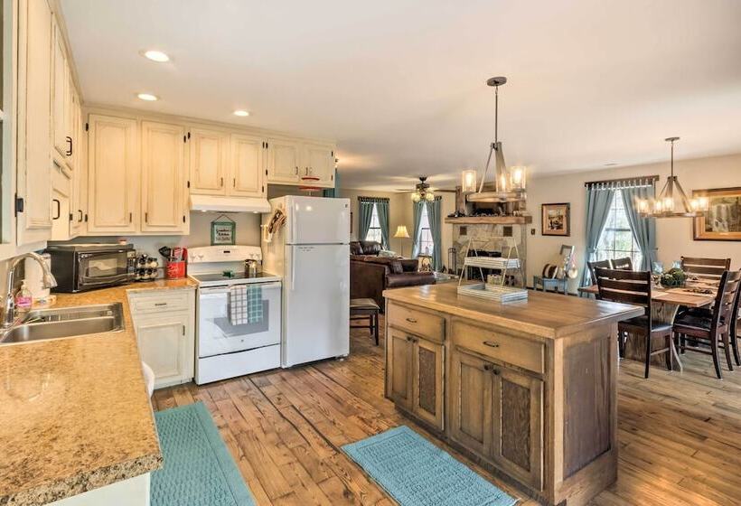 Joshuas Lodge  W/ Hot Tub + Mountain Views!