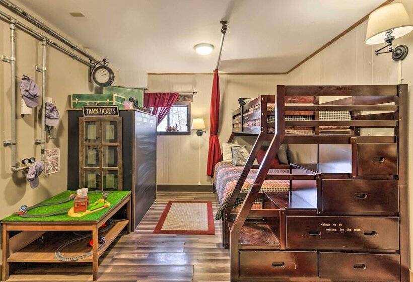 Joshuas Lodge  W/ Hot Tub + Mountain Views!